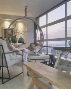 - un salon avec une table, des chaises et une grande fenêtre dans l'établissement Apto Varandas no andar 38 ,abaixo do SampaSKY, à São Paulo