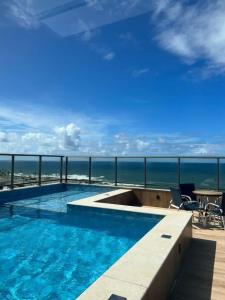 una piscina con vistas al océano en Aconchego, Ap com Piscina de Vista Panorâmica, en Salvador