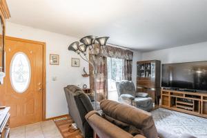 sala de estar con sofá, sillas y TV en Blissful Retreat in Wisconsin Rapids, en Wisconsin Rapids