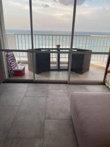 Dieses Zimmer bietet einen Balkon mit Meerblick. in der Unterkunft Ocean Front Condo in Isla Verde! in San Juan