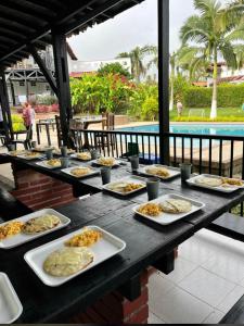 una mesa larga con platos de comida. en CHALET LA PROMESA, en Armenia