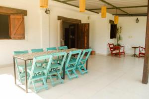 een kamer met een tafel met blauwe stoelen bij Complejo Mis Pumitas in La Banda