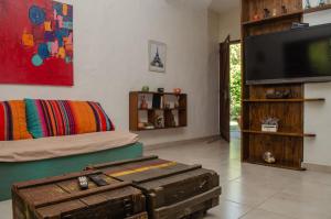 sala de estar con sofá y TV de pantalla plana en Complejo Mis Pumitas en La Banda