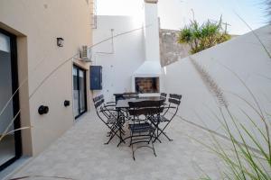 a patio with a table and chairs on it at La Boya Departamentos in La Paz