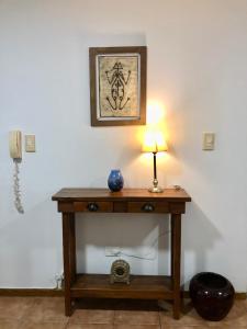 una mesa en una habitación con una lámpara. en Quinta Parque Mendoza en Mendoza