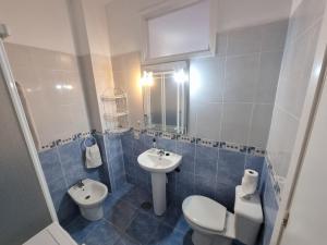 El Guincho的住宿－Tenerife Island Oasis Apartment，蓝色和白色的浴室设有卫生间和水槽