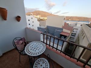 El Guincho的住宿－Tenerife Island Oasis Apartment，设有一个配有桌椅并享有美景的阳台。