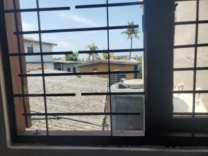 une fenêtre ouverte avec vue sur un bâtiment dans l'établissement Mount lavinia home, à Watumulla