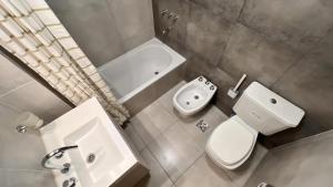 Ένα μπάνιο στο machado apartamentos moron
