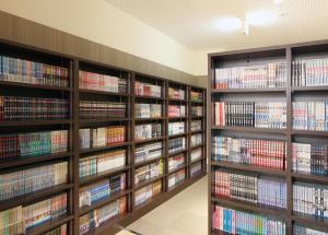 磐城的住宿－Rifure Iwaki Ekimaeten-Male Only，书架上藏满了书的图书馆