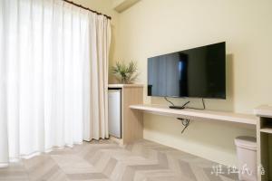 TV a/nebo společenská místnost v ubytování 台東市區維拉包棟民宿 附廚房及電動麻將