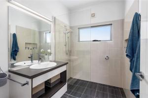 y baño con lavabo y ducha. en Scarborough beach break holidays - Unit 2, en Scarborough