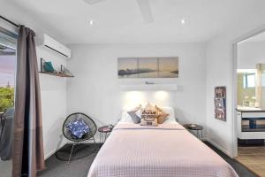 1 dormitorio con 1 cama grande en una habitación en Scarborough beach break holidays - Unit 2 en Scarborough
