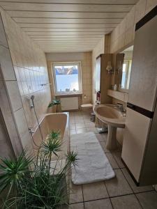 a large bathroom with two sinks and two toilets at Ferienhaus Distelfink entspannen in der Mitte von Deutschland in Gudensberg