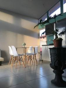 聖拉蒙的住宿－Casa céntrica en San Ramón，一间带桌子和白色椅子的用餐室