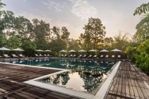 Bazén v ubytování Farmhouse Resort & Spa nebo v jeho okolí