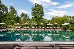Bazén v ubytování Farmhouse Resort & Spa nebo v jeho okolí