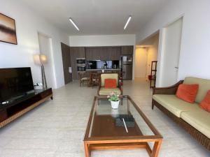 峇都丁宜的住宿－海濱公寓@溫馨海濱之家（峇都丁宜）。，带沙发和咖啡桌的客厅