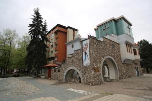 un edificio con una foto al costado. en Del Toro Apartment, en Skopje