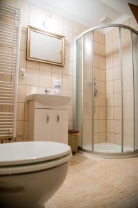 Koupelna v ubytování Penzion U Jindry