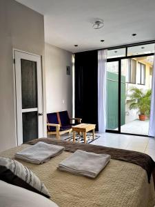1 dormitorio con 1 cama grande y 2 almohadas en Habitacion privada Lamat I en San Pedro La Laguna
