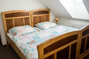 Postel nebo postele na pokoji v ubytování Penzion U Jindry