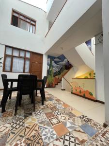 comedor con mesa y sillas en un suelo de mosaico en Charming and impeccable 1-Bed Studio in Huanchaco, en Huanchaco