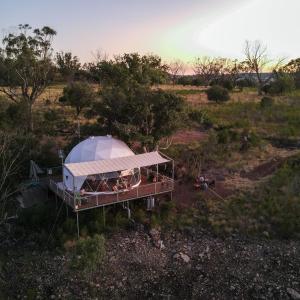 uma vista superior de uma tenda num campo em Faraway Domes em Warialda