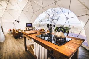 uma chaleira de chá num fogão numa tenda em Faraway Domes em Warialda