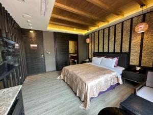 Tempat tidur dalam kamar di Song Xia Motel