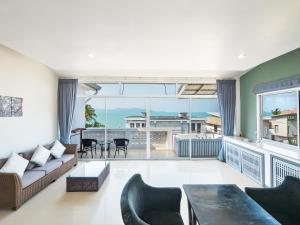 un soggiorno con un divano e un tavolo di Lemon House apartment a Mae Nam