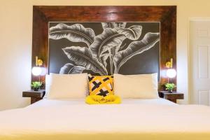 ein Schlafzimmer mit einem großen Bett mit zwei Kissen in der Unterkunft Luxurious 3-BDRM/King Bed/Gated/Near Ocho Rios in Boscobel