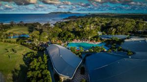 una vista aerea di un resort con piscina e spiaggia di Elements Of Byron a Byron Bay
