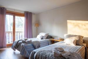 A bed or beds in a room at Lovely Liberty Chalet On the Waterfront