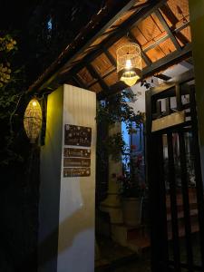 einen Eingang zu einem Gebäude mit einem Schild darauf in der Unterkunft Tam Coc Sweet Home in Ninh Bình