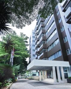 - Vistas a un edificio desde la calle en Swiss-Belhotel Pondok Indah en Yakarta