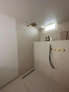 ein Bad mit einer Duschkabine und einem Fenster in der Unterkunft Chez Victorine Saint-Tropez in Saint-Tropez + 19 Fotos