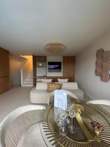 ein Wohnzimmer mit Sofa und Tisch in der Unterkunft Chez Victorine Saint-Tropez in Saint-Tropez