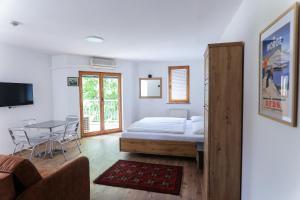 Postel nebo postele na pokoji v ubytování Apartments Katrca Bežigrad