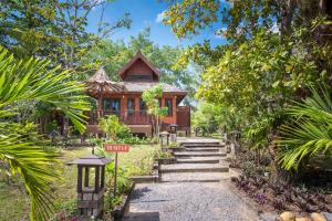 Ein Garten an der Unterkunft ThaiLife Wellness & Meditation Resort- SHA Plus