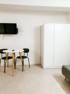 TV a/nebo společenská místnost v ubytování De Ville Guest House
