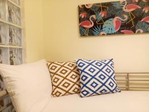 sypialnia z 2 poduszkami i obrazem na ścianie w obiekcie Iasonas - 2BR Apartment - Explore Center by foot - Close to Aristotelous square w Salonikach