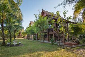Ein Garten an der Unterkunft ThaiLife Wellness & Meditation Resort- SHA Plus