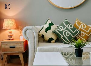 Posezení v ubytování Luxury Escapes - Lake View Brand New Studio in X1 Tower JLT