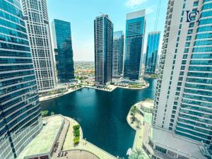 Nespecifikovaný výhled na destinaci Dubaj nebo výhled na město při pohledu z apartmánu