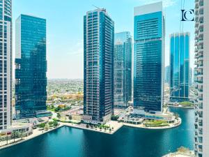 Nespecifikovaný výhled na destinaci Dubaj nebo výhled na město při pohledu z apartmánu
