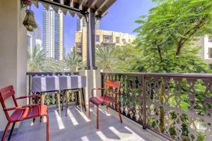 een balkon met 2 stoelen en uitzicht op de stad bij Stunning Apt with Spacious Terrace Old Town Dubai in Dubai
