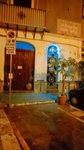 budynek z znakiem przed drzwiami w obiekcie nostra casa suite w mieście Palermo
