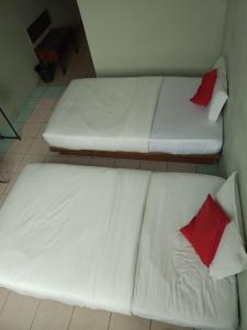 Postel nebo postele na pokoji v ubytování Highway Inn