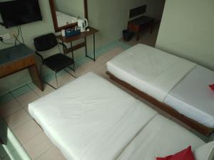 Postel nebo postele na pokoji v ubytování Highway Inn